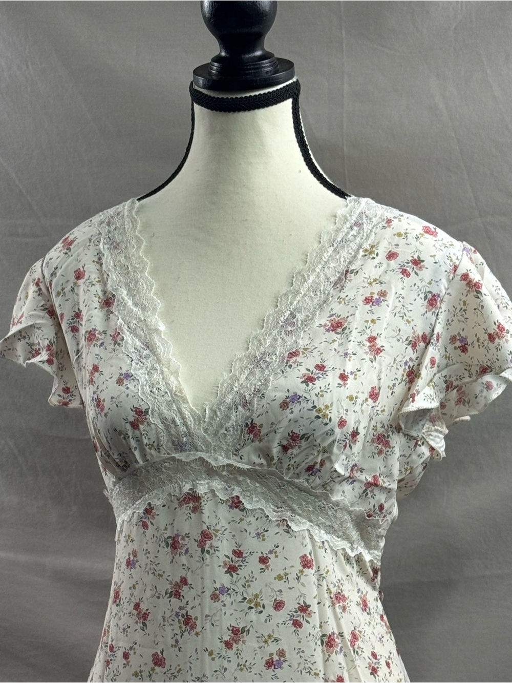 Vintage-Inspired Floral Lace-Trim Maxi Dress - Picture 9 of 10